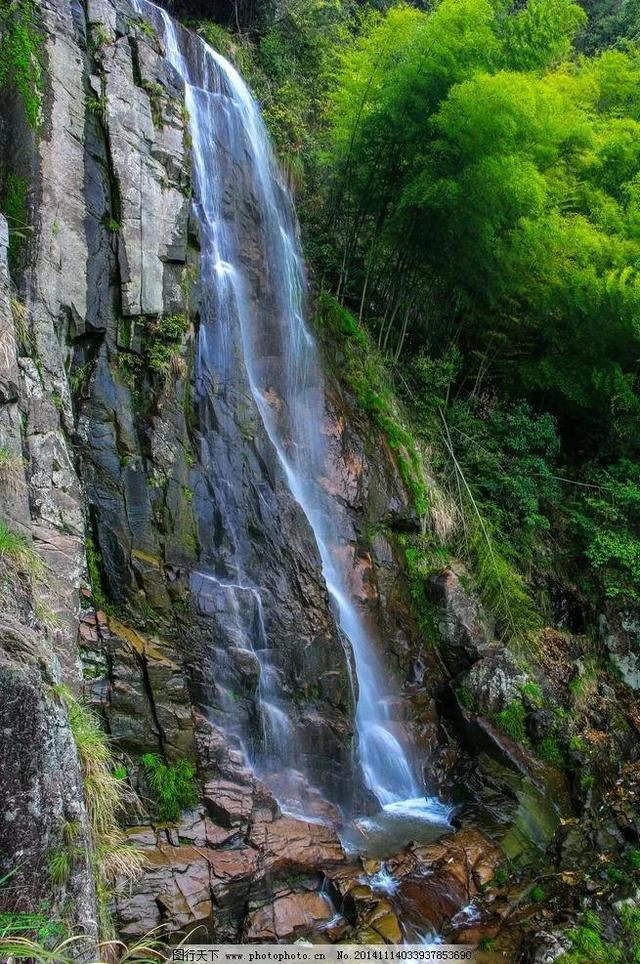 逃离废弃高校